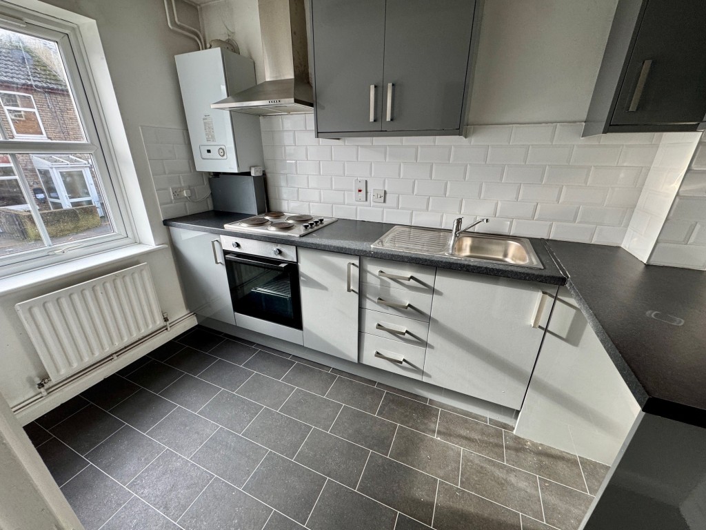Lot: 67 - MODERN END-TERRACE HOUSE - Kitchen
